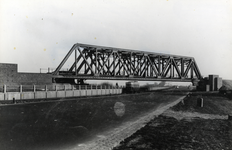 169108 Gezicht op het spoorviaduct over de Muiderstraatweg te Diemen.